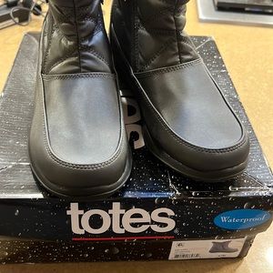 Totes women’s waterproof boots size 7 new in box